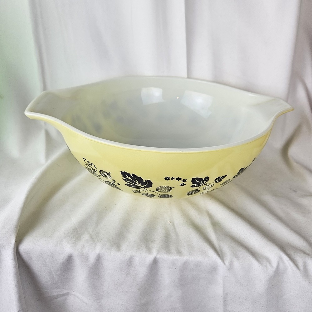 Vintage Pyrex Gooseberry Black on Yellow 444 Cinderella Mixing Bowl 4 QT - Picture 3 of 6